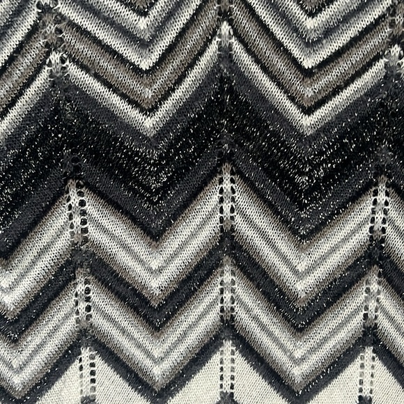 Metallic gray zigzag top/tunic - Picture 4 of 6